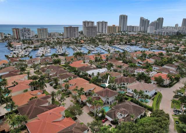 Property at 928 Captiva Dr, Hollywood, FL 33019, 5 beds, 4 baths
