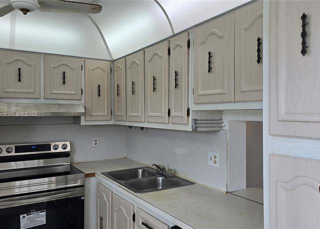 Property at 2520 NE 1st Ct #406, Boynton Beach, FL 33435, 1 bed, 1.5 baths