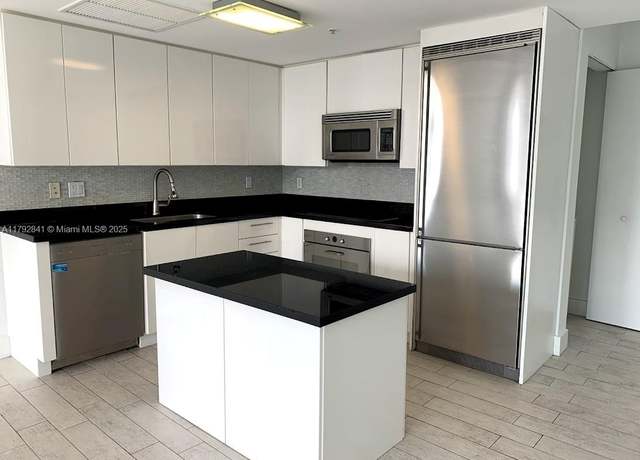 Property at 92 SW 3rd St #3903, Miami, FL 33130, 2 beds, 3 baths
