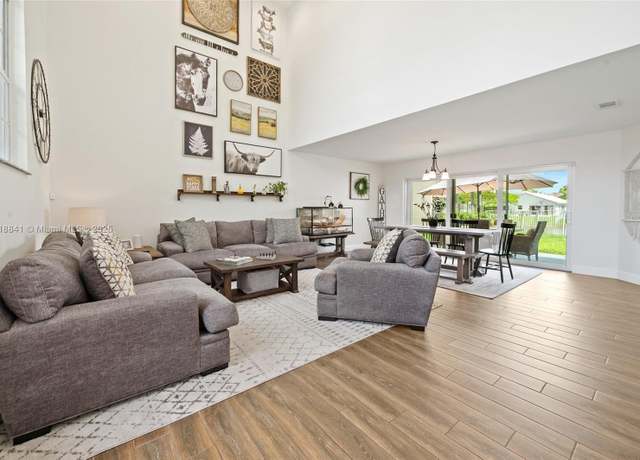 Property at 10596 SW 12th Mnr, Pembroke Pines, FL 33025, 3 beds, 2 baths