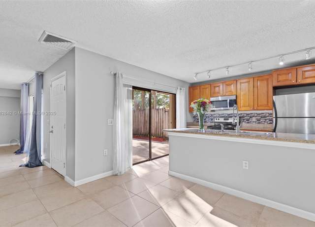 Property at 855 Blue Ridge Cir #855, West Palm Beach, FL 33409, 2 beds, 2.5 baths