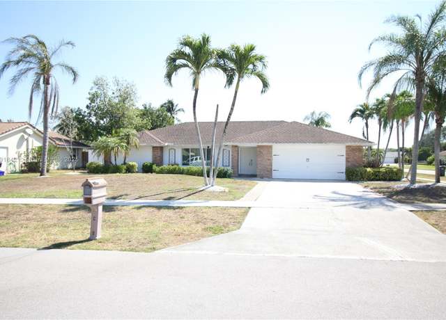 Property at 990 Hickory Trl, Wellington, FL 33414, 4 beds, 2 baths