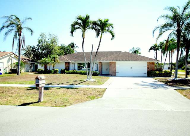 Property at 990 Hickory Trl, Wellington, FL 33414, 4 beds, 2 baths