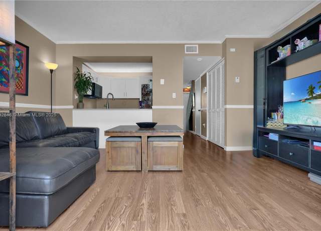 Property at 10194 SW 77th Ct, Miami, FL 33156, 2 beds, 1.5 baths