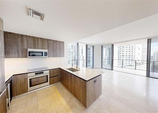 Property at 68 SE 6 St #1111, Miami, FL 33131, 2 beds, 2.5 baths