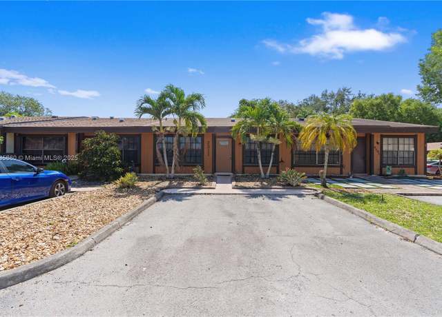 Property at 2311 Elm Ct, Pembroke Pines, FL 33026, 2 beds, 2 baths