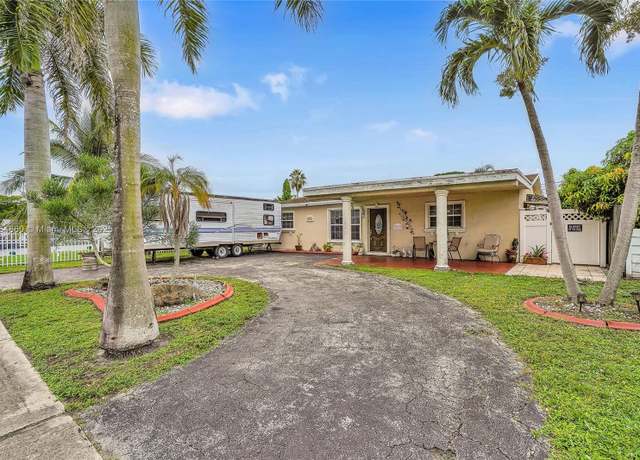 Property at 940 N 73rd Way, Hollywood, FL 33024, 3 beds, 2 baths