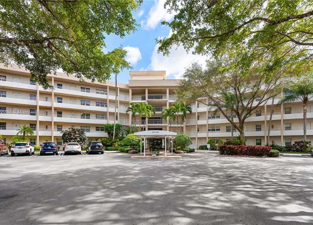 Property at 3800 Oaks Clubhouse Dr #307, Pompano Beach, FL 33069, 3 beds, 2.5 baths
