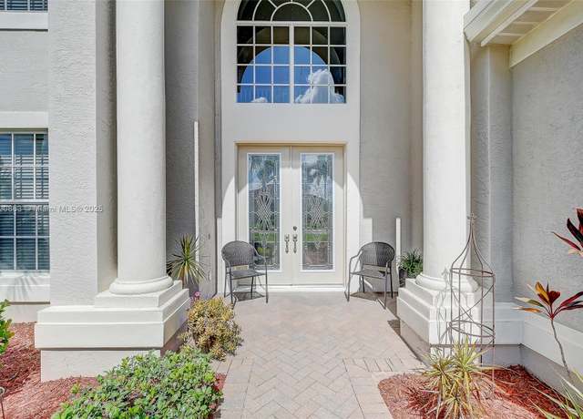 Property at 9124 N Links Dr, Fort Myers, FL 33913, 3 beds, 2.5 baths