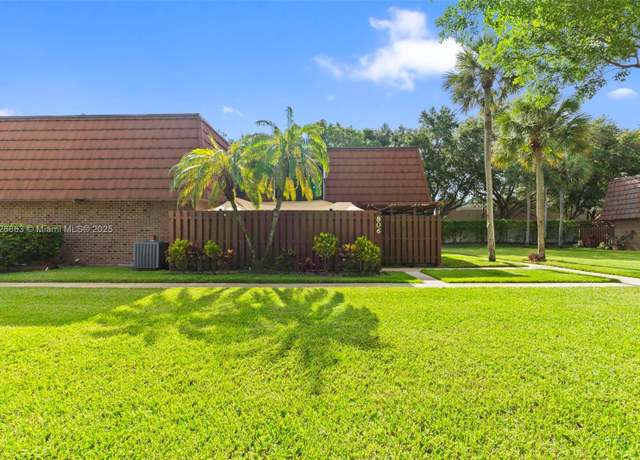 Property at 806 SW 119th Way, Davie, FL 33325, 3 beds, 2.5 baths