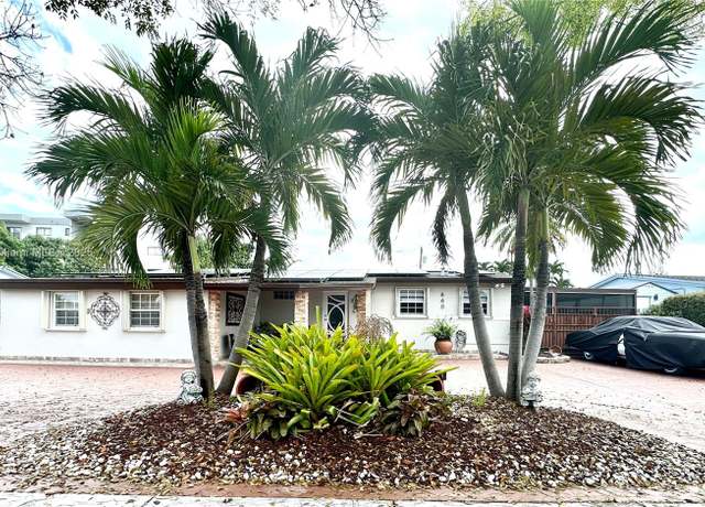 Property at 660 W 70th Pl, Hialeah, FL 33014, 4 beds, 4 baths