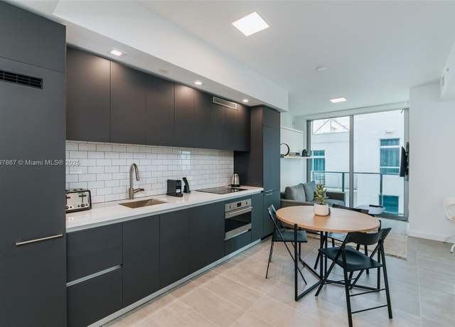 Property at 227 NE 2nd St #2508, Miami, FL 33132, 1 bath