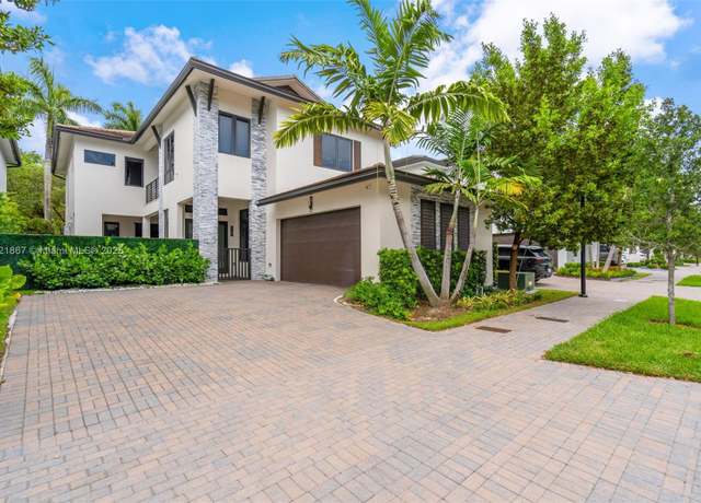 Property at 8127 NW 48th Ter, Doral, FL 33166, 5 beds, 4 baths