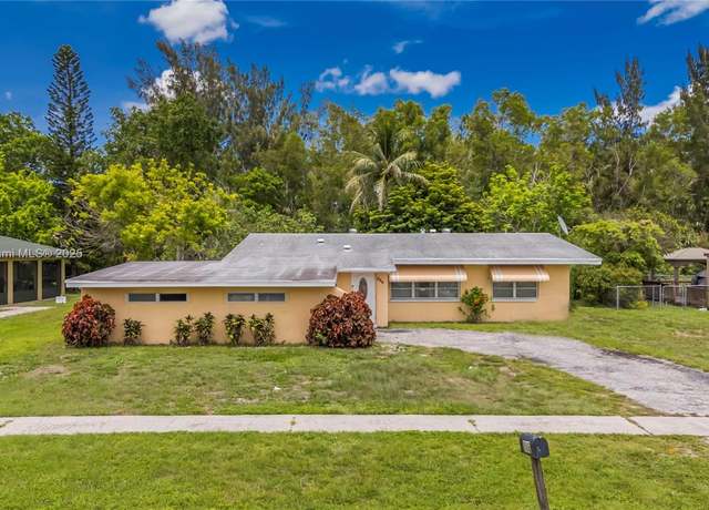 Property at 886 Camellia Dr, Royal Palm Beach, FL 33411, 3 beds, 2 baths
