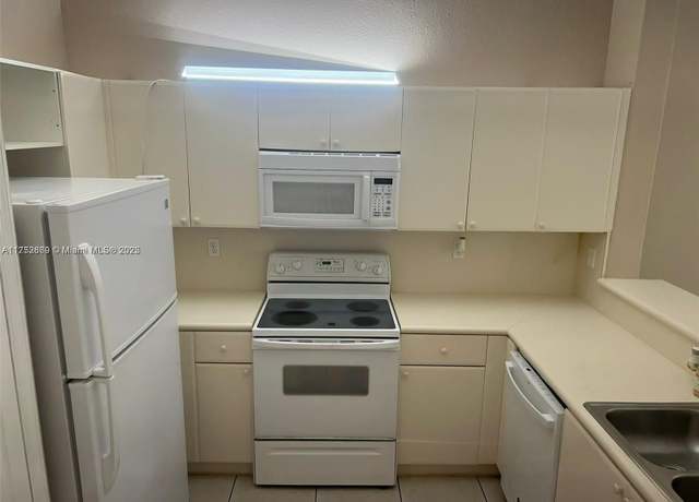 Property at 1666 SE 27th Ct #208, Homestead, FL 33035, 3 beds, 2 baths