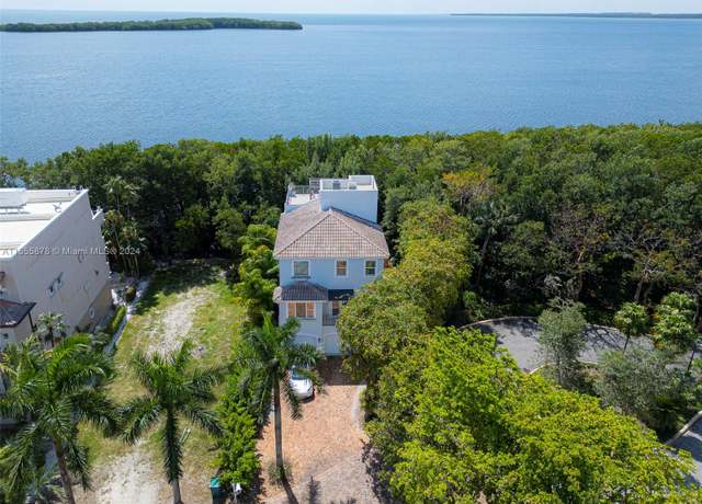 Property at 5867 Paradise Point Dr, Palmetto Bay, FL 33157, 4 beds, 4 baths