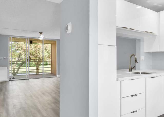 Property at 9460 Tangerine Pl #202, Davie, FL 33324, 1 bed, 1.5 baths