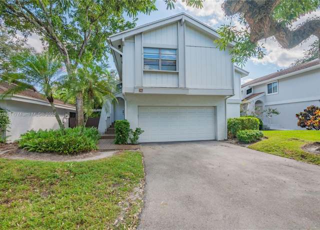 Property at 36 Eastmont Rd, Hollywood, FL 33021, 3 beds, 2.5 baths