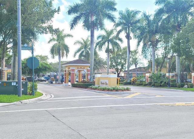 Property at 975 NE 42nd Pl, Homestead, FL 33033, 3 beds, 2.5 baths