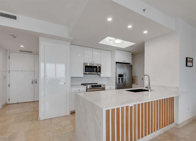 Property at 848 Brickell Key Dr #1803, Miami, FL 33131, 1 bed, 1.5 baths