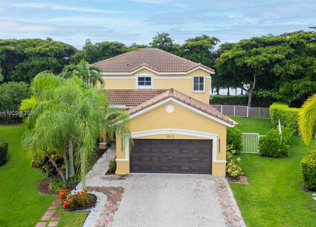 Property at 1012 Tupelo Way, Weston, FL 33327, 5 beds, 3 baths