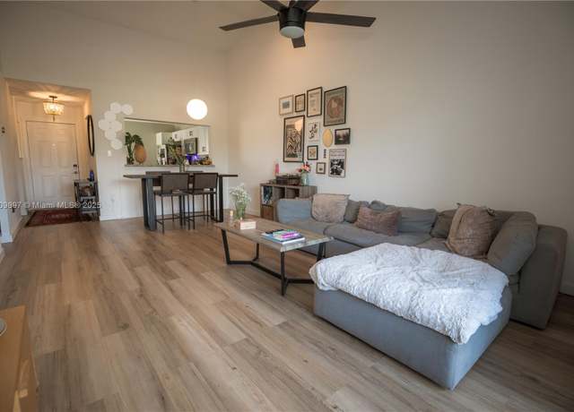 Property at 885 SW 113th Way #885, Pembroke Pines, FL 33025, 2 beds, 2 baths