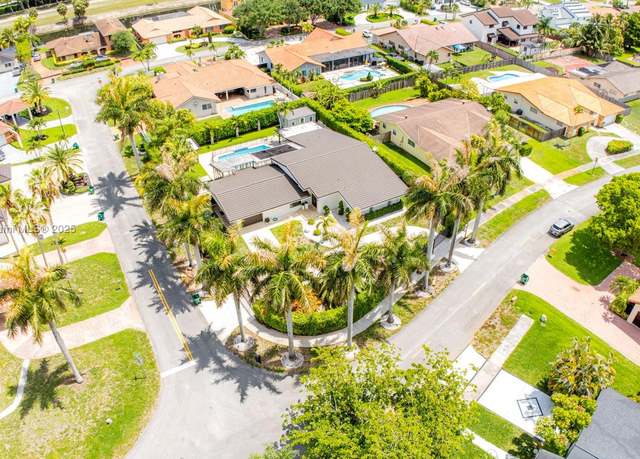 Property at 7345 N Oakmont Dr, Hialeah, FL 33015, 5 beds, 3.5 baths
