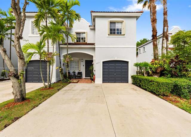 Property at 922 SW 148th Pl, Miami, FL 33194, 3 beds, 2.5 baths