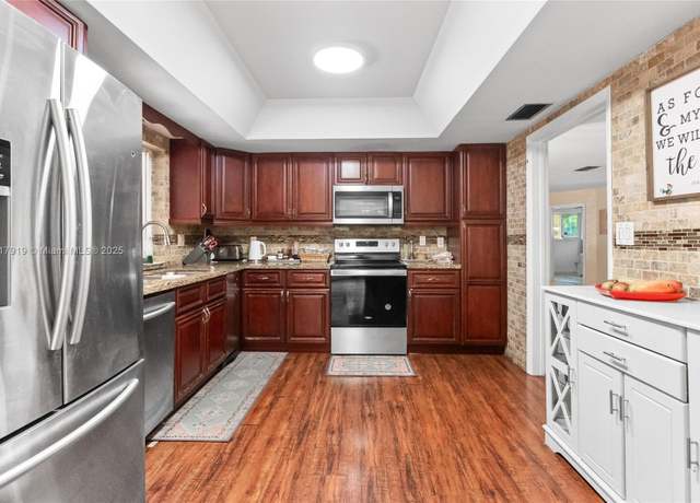 Property at 736 Ixora Ln, Plantation, FL 33317, 4 beds, 3 baths