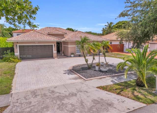 Property at 7850 NW 160th Ter, Miami Lakes, FL 33016, 4 beds, 2.5 baths