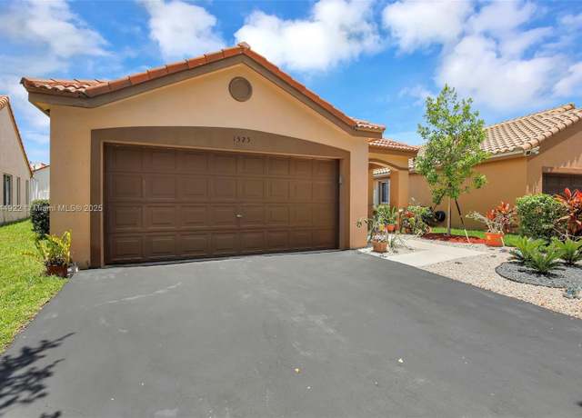 Property at 1525 Estancia Cir, Weston, FL 33327, 3 beds, 2 baths