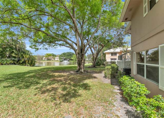 Property at 3104 Kingston Ct Unit 11D, West Palm Beach, FL 33409, 2 beds, 2.5 baths