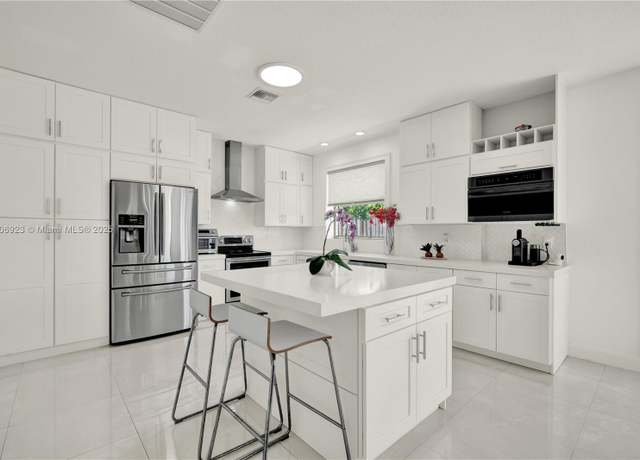 Property at 557 SE 37th Pl, Homestead, FL 33033, 5 beds, 3 baths