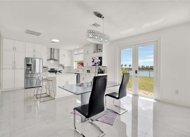 Property at 557 SE 37th Pl, Homestead, FL 33033, 5 beds, 3 baths
