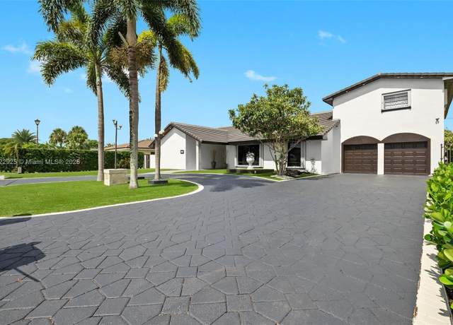 Property at 19510 W Oakmont Dr, Hialeah, FL 33015, 6 beds, 4 baths