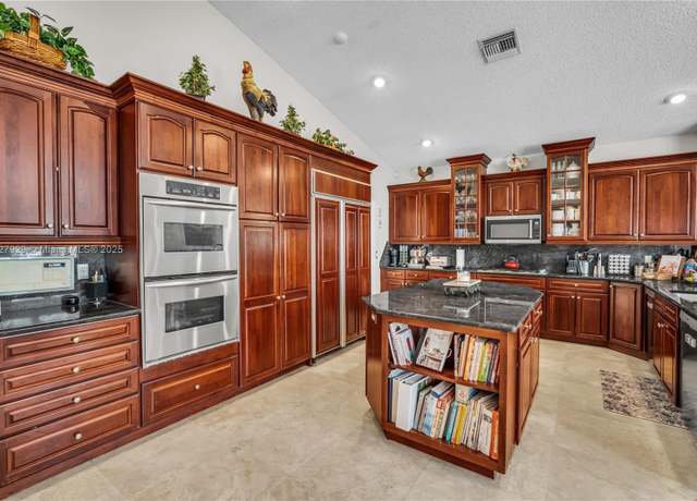 Property at 7562 NW 51st Pl, Coral Springs, FL 33067, 6 beds, 5 baths