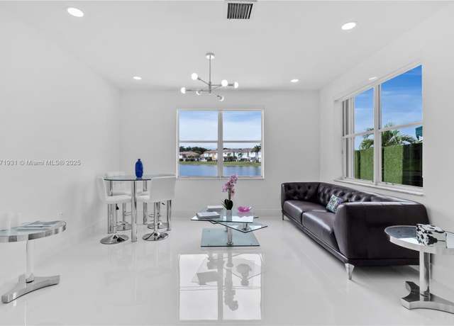 Property at 6644 NW 107th Pl, Doral, FL 33178, 4 beds, 2.5 baths