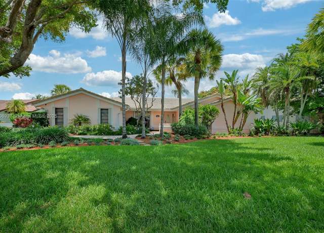 Property at 9620 E Calusa Club Dr, Miami, FL 33186, 4 beds, 2.5 baths