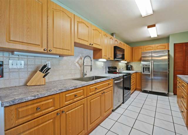 Property at 7321 E Mcarthur Pkwy, Hollywood, FL 33024, 2 beds, 1 bath