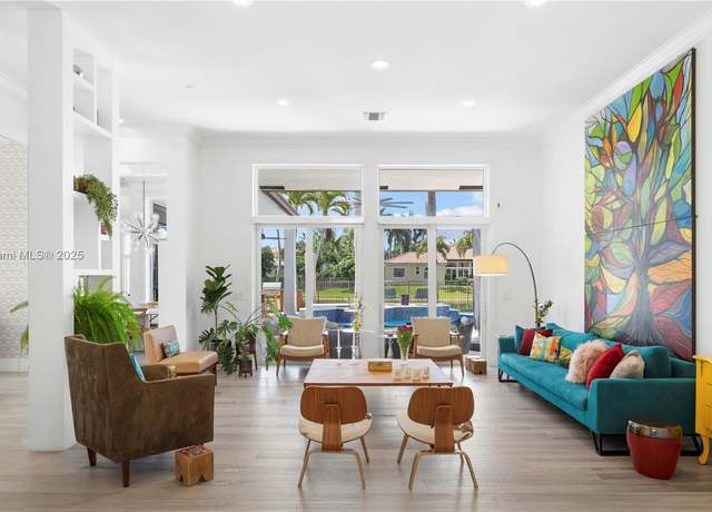 Property at 2512 Montclaire Cir, Weston, FL 33327, 5 beds, 4.5 baths