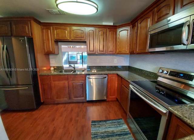 Property at 20033 NE 2nd Pl, Miami, FL 33179, 2 beds, 2.5 baths