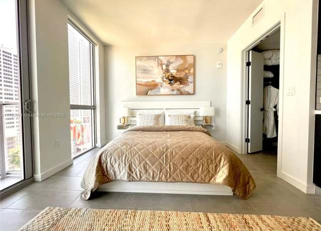 Property at 227 NE 2nd St #1710, Miami, FL 33132, 1 bath
