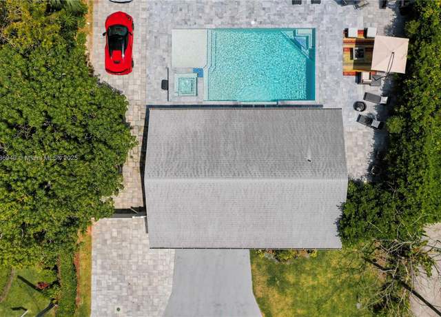 Property at 27237 Rio Vista Cir, Bonita Springs, FL 34135, 6 beds, 6 baths