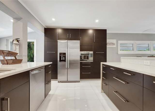 Property at 424 NE 27th Dr, Wilton Manors, FL 33334, 3 beds, 2 baths