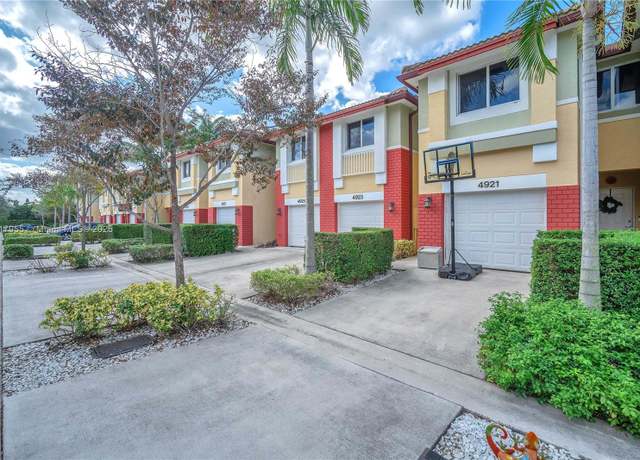 Property at 4923 SW 66th Ter #4923, Davie, FL 33314, 2 beds, 2.5 baths