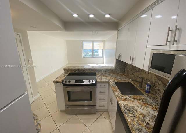 Property at 2899 Collins Ave #1208, Miami Beach, FL 33140, 1 bed, 1 bath