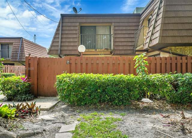 Property at 1458 N Lawnwood Cir #24, Fort Pierce, FL 34950, 2 beds, 2.5 baths