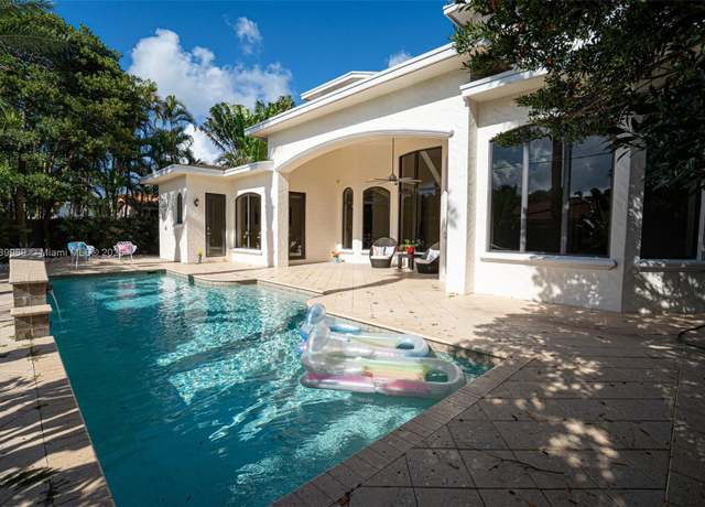Property at 260 NE Wavecrest Ct, Boca Raton, FL 33432, 5 beds, 5 baths