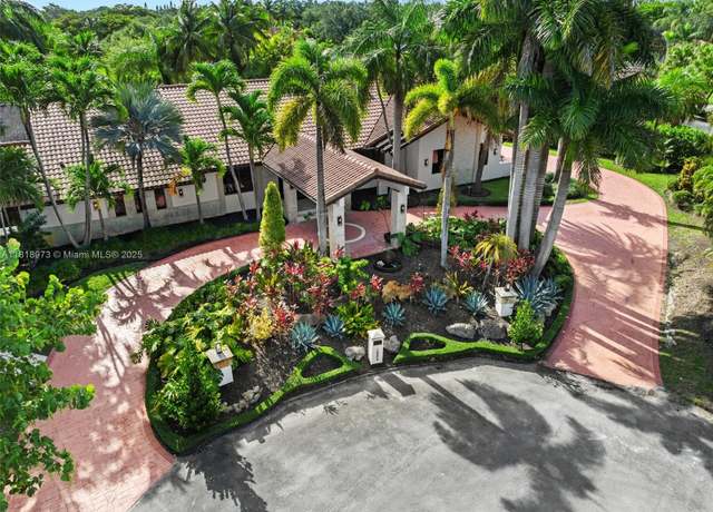 Property at 10304 SW 87th Ct, Miami, FL 33176, 4 beds, 4.5 baths