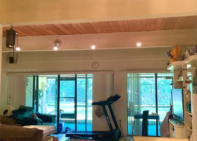 Property at 19232 NE 25th Ave Unit 221B, Miami, FL 33180, 3 beds, 2.5 baths